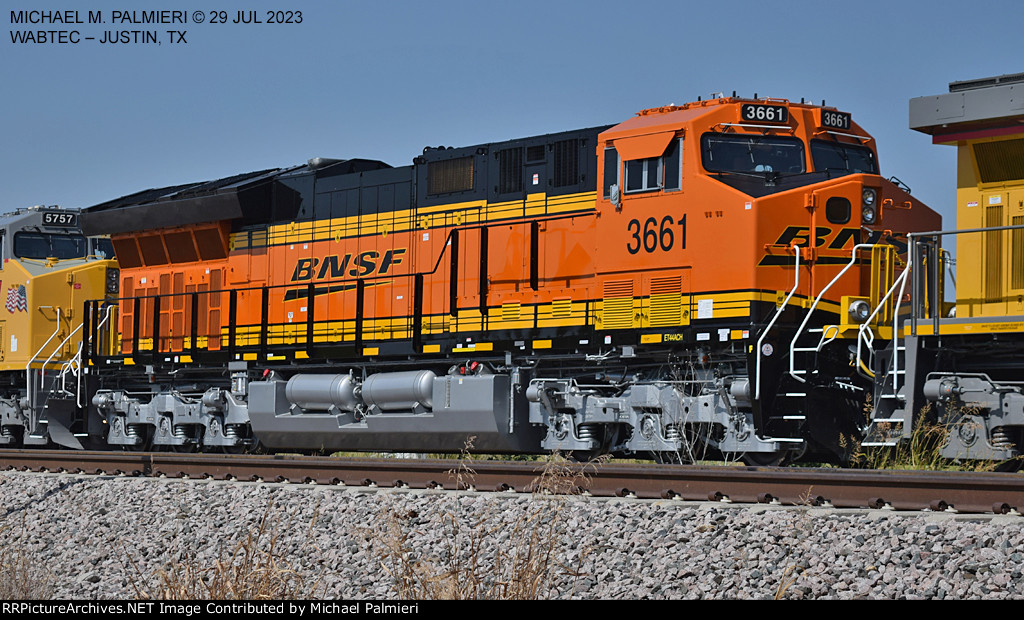 BNSF ET44AC 3661